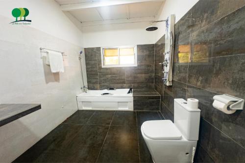 a bathroom with a toilet and a sink at VILLA DE L'INTEGRATION in Ouagadougou