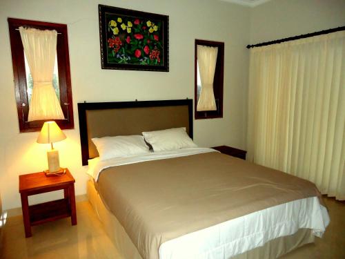 מיטה או מיטות בחדר ב-Dewa Put Guest House