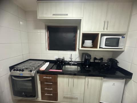 Kuchyň nebo kuchyňský kout v ubytování Chalé para casal com lareira, cozinha e jardim