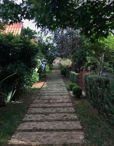 Zahrada ubytování Chalé para casal com lareira, cozinha e jardim