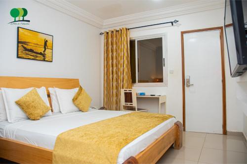 a hotel room with a bed and a window at VILLA DE L'INTEGRATION in Ouagadougou