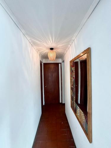 a hallway with a door and a ceiling at Espectacular Casa en El Canelo, Algarrobo in Algarrobo