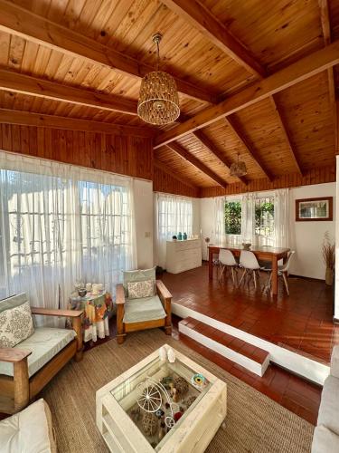 a large living room with a large wooden ceiling at Espectacular Casa en El Canelo, Algarrobo in Algarrobo