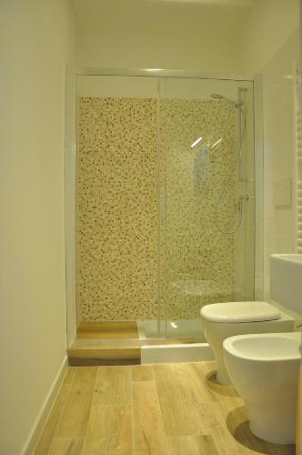 a bathroom with a glass shower and a toilet at AL 32 B&B in Massa Marittima