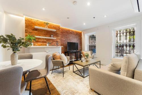 Μια τηλεόραση ή/και κέντρο ψυχαγωγίας στο Stylish Brooklyn Getaway, 1BR plus Kitchen