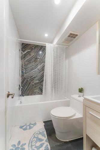 Ένα μπάνιο στο Stylish Brooklyn Getaway, 1BR plus Kitchen