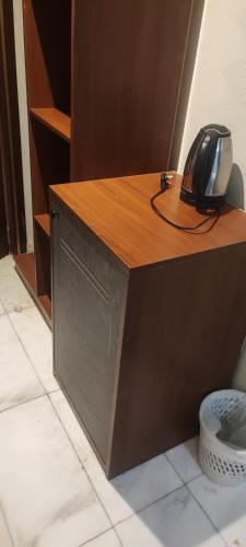 a desk with a phone sitting on top of it at محبس الجن in Al Khansāk