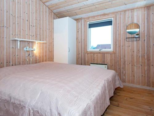 une chambre avec un lit dans une pièce avec une fenêtre dans l'établissement 10 person holiday home in Sydals, à Sarup