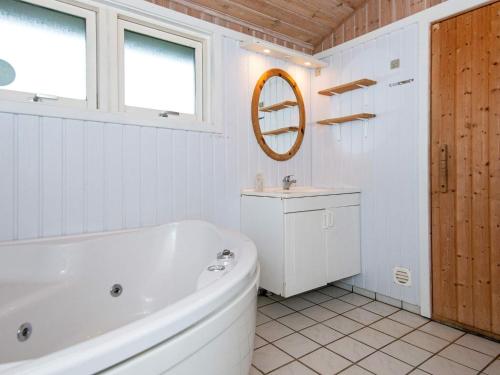 une salle de bain blanche avec une baignoire et un lavabo dans l'établissement 10 person holiday home in Sydals, à Sarup