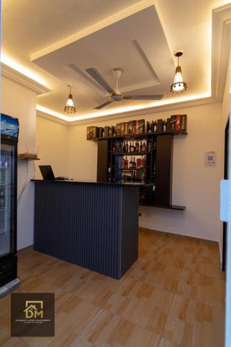 an empty room with a bar in a room at De mazy Apartment in Aplaku