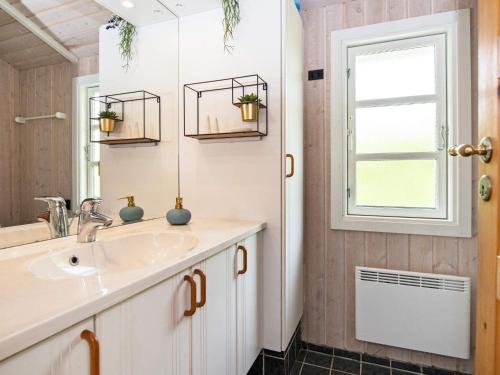 une salle de bain avec un lavabo et une fenêtre dans l'établissement 4 person holiday home in Hemmet-By Traum, à Hemmet