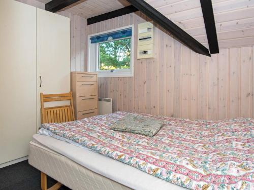 a bedroom with a bed and a window at Tranquil Thatched Cottage on Romo-By Traum in Toftum