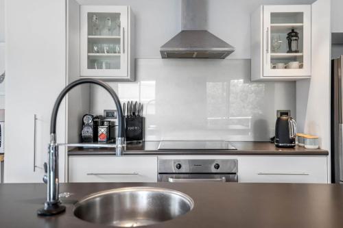 Dapur atau dapur kecil di Twin Apartments - Walk to Forest with Spa Pools