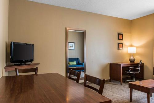 Μια τηλεόραση ή/και κέντρο ψυχαγωγίας στο Comfort Inn Lancaster County