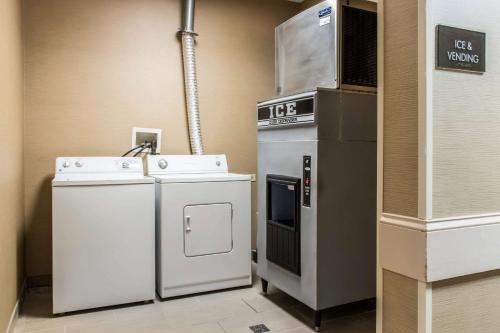 Η κουζίνα ή μικρή κουζίνα στο Comfort Inn Lancaster County