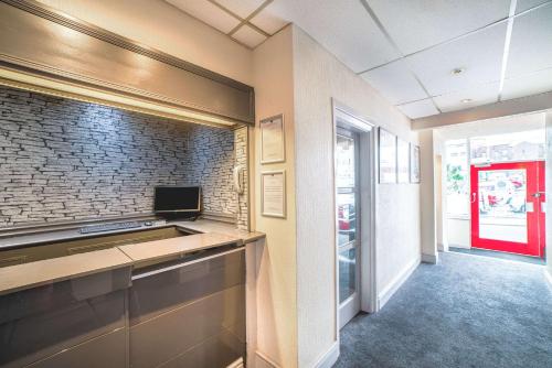 Una cocina o cocineta en Comfort Inn Blackpool Gresham