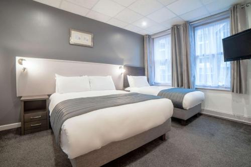 Una cama o camas en una habitación de Comfort Inn Blackpool Gresham