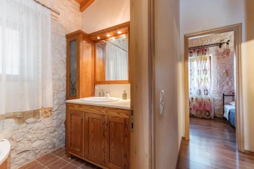 Ένα μπάνιο στο Traditional Stone House with Terrace & Ping Pong