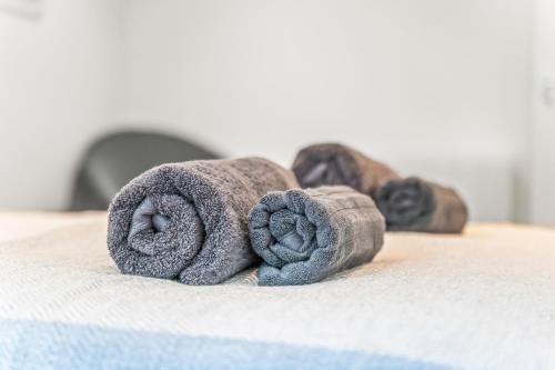 a pile of towels on top of a bed at Contractor Stays Sleeps 8 Free WiFi and Parking Near Centre Special Offer 20 Nights Plus in Nottingham