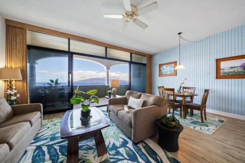 Χώρος καθιστικού στο Lahaina Shores PH1 · LS PH1 Oceanfront Penthouse Condo w Panoram