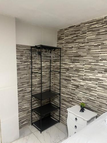 a bathroom with a toilet and a brick wall at Loft Pescadores Vista Mar in Ilha do Frade