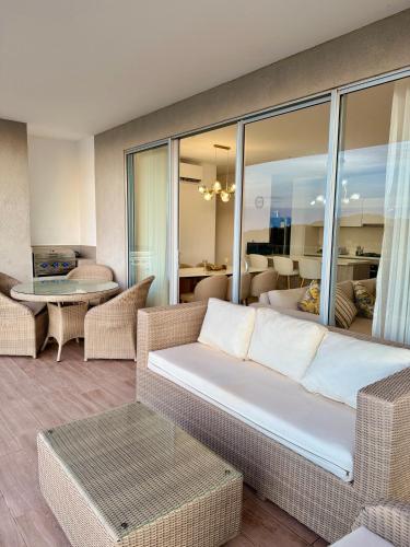 un soggiorno con un divano e un tavolo di Luxury Apartment betwen Cartagena and Barranquilla a Juan de Acosta
