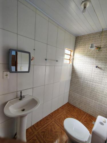 a bathroom with a sink and a toilet at Chale encantado in São Thomé das Letras