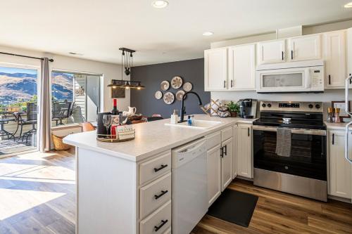Una cocina o cocineta en Cozy Condo in Chelan with Balcony & Views