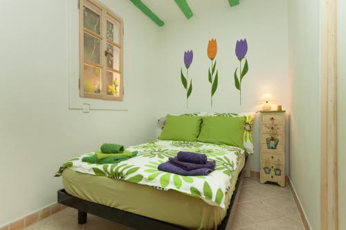 een slaapkamer met een bed met handdoeken erop bij Studio with garden in Rovinj in Rovinj
