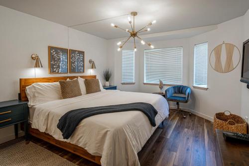 Una cama o camas en una habitación de Cozy Condo in Chelan with Balcony & Views