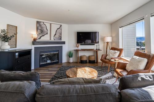 Una televisión o centro de entretenimiento en Cozy Condo in Chelan with Balcony & Views