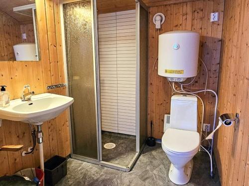 Ένα μπάνιο στο 4 person holiday home in Rebbenes