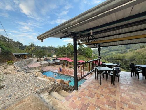 Πισίνα στο ή κοντά στο Cabaña con jacuzzi y piscina con agua de manantial