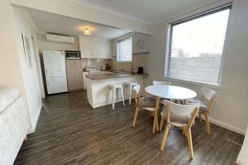 Η κουζίνα ή μικρή κουζίνα στο Esplanade Beach Retreat