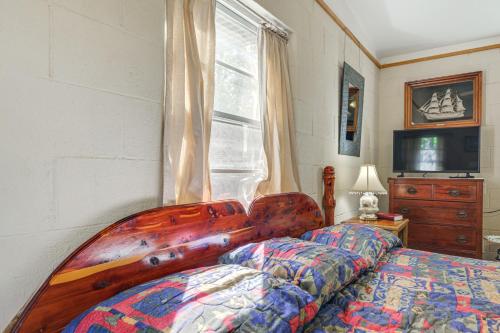 a bedroom with a bed and a window at Hike On-Site Lake Whitney Studio Hideaway in Whitney