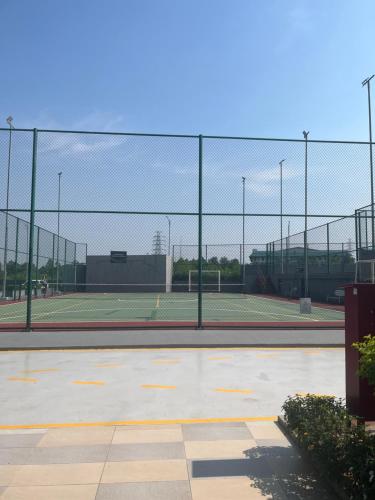 Tennis und/oder Squash in der Unterkunft Luxury Stay Osaka Riverview Apartemen Pik 2 oder in der Nähe