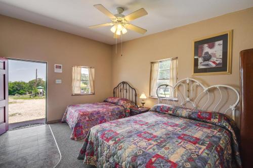 Un dormitorio con dos camas y un ventilador de techo. en 2 Mi to Marina Lake Whitney Studio Retreat!, en Whitney