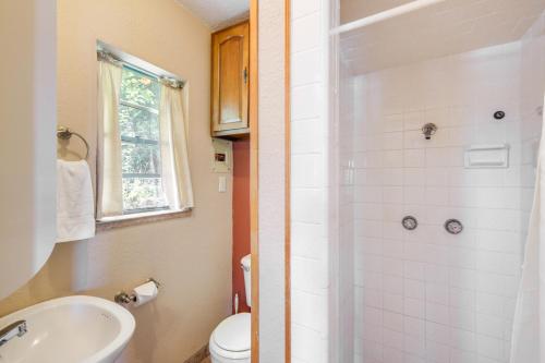 Un baño con inodoro, lavabo y ducha. en 2 Mi to Marina Lake Whitney Studio Retreat!, en Whitney