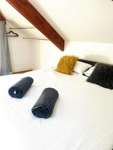 Una cama con tres almohadas encima. en Modern 1-Bed Retreat in heart of newark-with ease access to local attractions and transport, en Newark-on-Trent