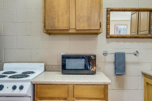 Dapur atau dapur kecil di On-Site Hiking Trails Lake Whitney Studio!
