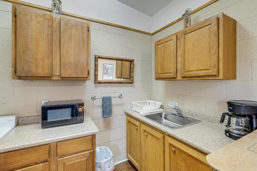 Dapur atau dapur kecil di On-Site Hiking Trails Lake Whitney Studio!