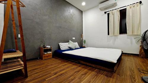 a bedroom with a bed in a room at La Sen-Thu An-Có cửa sổ nhìn ra ban công in Thôn An Hòa