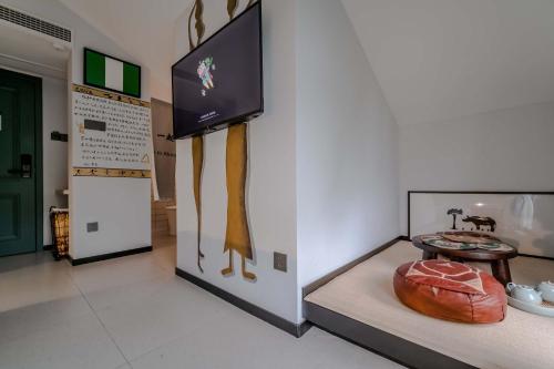 TV a/nebo společenská místnost v ubytování Blooming Lotus Hostel