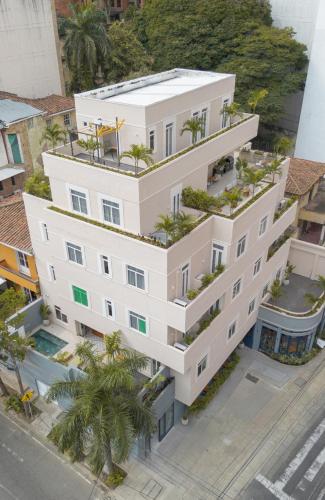 an overhead view of a white building with palm trees at Veca Flats Centenario in Cali