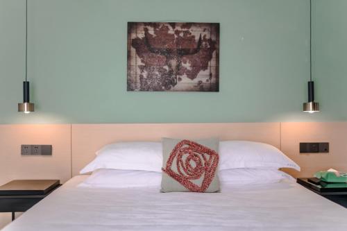 Postel nebo postele na pokoji v ubytování Blooming Lotus Hostel