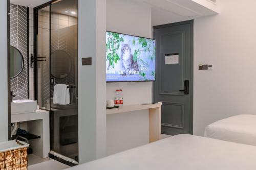 TV a/nebo společenská místnost v ubytování Blooming Lotus Hostel