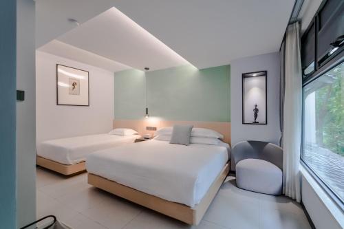 Postel nebo postele na pokoji v ubytování Blooming Lotus Hostel