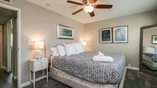 Postel nebo postele na pokoji v ubytování Updated Condo in A Old Town Scottsdale Location