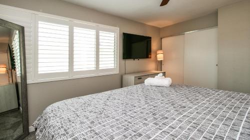Postel nebo postele na pokoji v ubytování Updated Condo in A Old Town Scottsdale Location