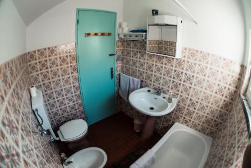 mała łazienka z umywalką i toaletą w obiekcie Native Surfhouse w mieście Praia da Areia Branca